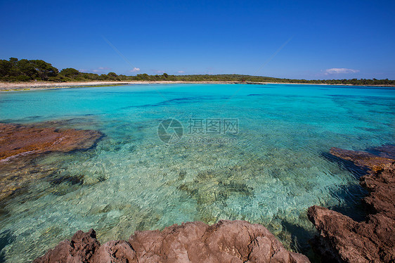 Ciutadella岛的海滩岩石太阳海岸线天空海景地标晴天海岸支撑天堂图片