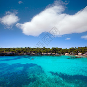 Balearic 地中海的中年卡拉和海洋天空海岸晴天海滩海景旅行海岸线假期石头图片