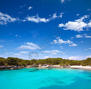 Balearic 地中海的中年卡拉和地标假期支撑蓝色石头海景波浪太阳海岸海滩图片