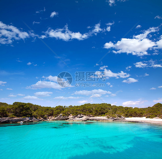 Balearic 地中海的中年卡拉和地标假期支撑蓝色石头海景波浪太阳海岸海滩图片
