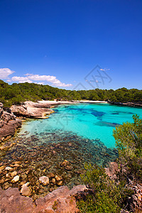 Balearic 地中海的中年卡拉和太阳海景岩石石头天空波浪旅行海洋晴天海岸线图片