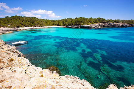 Balearic 地中海的中年卡拉和波浪海景海岸线石头天堂岩石蓝色地标太阳晴天图片