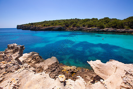 Balearic 地中海的中年卡拉和海景石头天空岩石海岸线海洋旅行海岸地标悬崖图片