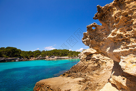 Balearic 地中海的中年卡拉和天空海滩海岸太阳支撑旅行波浪岩石海岸线蓝色图片