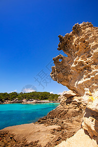 Balearic 地中海的中年卡拉和石头支撑天空假期海洋海景海滩波浪地标晴天图片