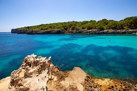 Balearic 地中海的中年卡拉和支撑假期海岸悬崖太阳波浪地标海岸线岩石海洋图片