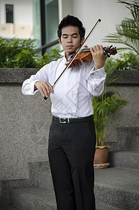 带着小提琴的艾西亚人民间交响乐乐器音乐家独奏音乐会音乐乐队文化玩家图片