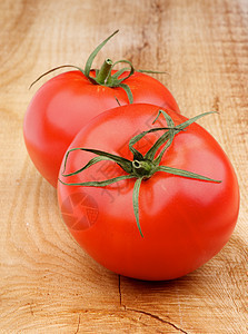 两个番茄水果活力树枝背景棕色健康饮食食物蔬菜宏观饮食图片