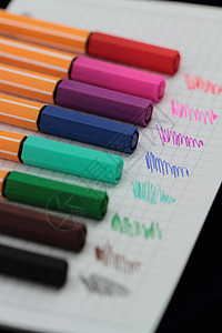 彩笔绘画蓝色钢笔学校创造力彩虹黄色工具蜡笔红色背景图片