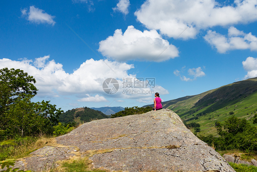 俯视Thirlmere的女性远足者戏剧性湖区女孩国家晴天蓝天荒野丘陵女士英语图片