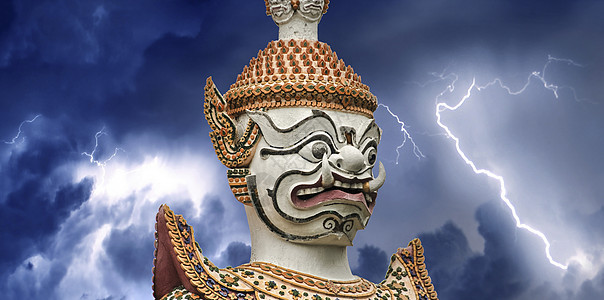 在泰国一座著名的寺庙上暴风雨图片