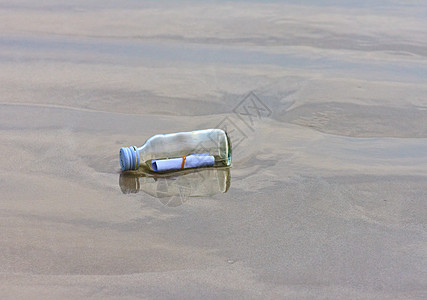 海滩上的玻璃瓶孤独帮助创造力邮件海洋抛弃瓶子玻璃笔记镜像图片