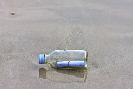 海滩上的玻璃瓶镜像海洋玻璃帮助水平瓶子创造力邮件孤独抛弃图片