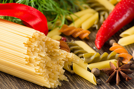 意大利意大利意面和蔬菜午餐草药沙拉面条胡椒美食烹饪香肠香料古董图片