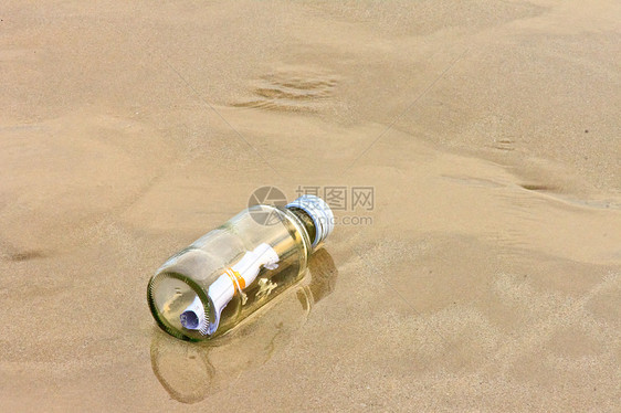海滩上的玻璃瓶瓶子抛弃水平玻璃镜像创造力海洋邮件孤独笔记图片