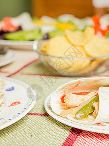传统墨西哥食菜 配鸡肉红色沙拉蔬菜食物玉米片玉米平底锅玻璃桌子胡椒图片