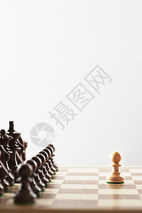 在黑块面前玩棋游戏单白色的白片图片