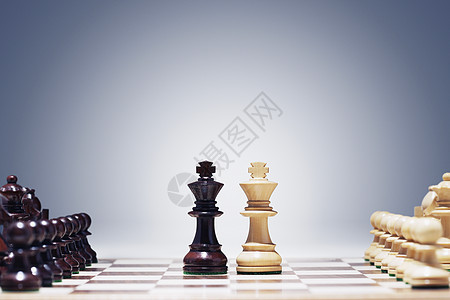 象棋在棋盘中间玩两王游戏 其他碎片排成一列图片