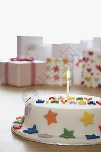 生日蛋糕装饰品和蜡烛 在演播室卡片前图片