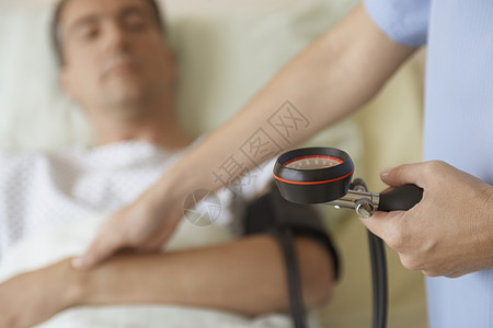 护士在医院病床上接受血压和病人脉搏的中产儿制服脉冲说谎男士保健卫生关爱压力疾病乐器图片