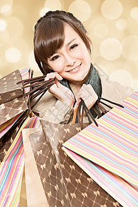 微笑着的购物女孩销售顾客盒子外套礼物围巾女士购物中心购物购物者图片