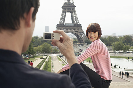 在艾菲尔铁塔前拍女人的 被裁剪的男人假期夫妻团结乐趣享受阳台旅游娱乐地标微笑图片