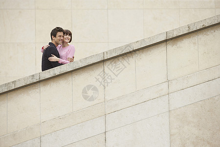 从低角度看一对年轻夫妇搭上楼梯的视角图片