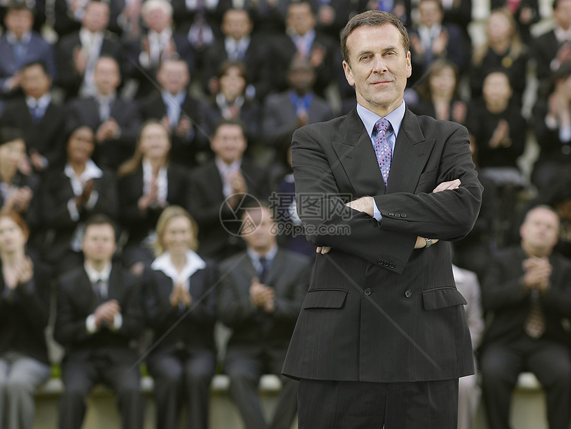 商务人士站在商界人士面前 坐在Trbune肖像上背景领导商务概念男人一个人微笑看台双臂人群图片