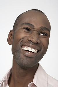 美籍非裔男子在白色背景下笑着笑图片