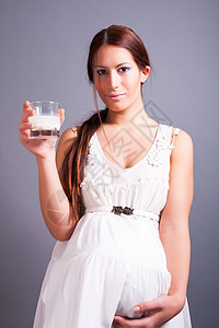 孕妇喝着牛奶杯子图片