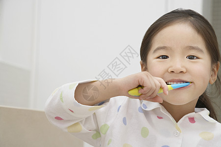 浴室 孩子一位年轻女孩刷牙的近镜肖像背景