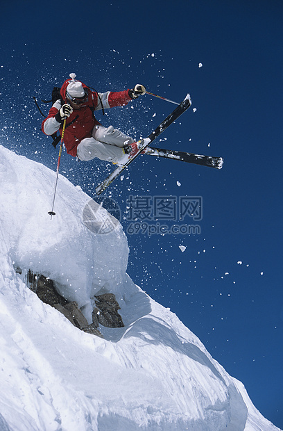 滑雪坡雪上雪雪上方天中滑雪者低角度视图图片