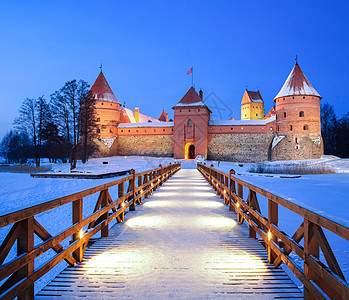 立陶宛历史悠久的城市和湖泊度假胜地文化风景旗帜地标行人日落旅游城堡旅行蓝色图片
