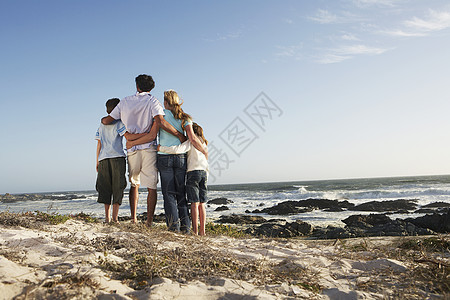 对父母与子女一起在海滨共同站在一起的父母的看法图片