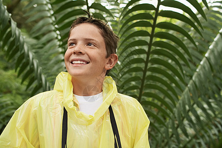 穿着雨衣的快乐小男孩 在野外旅行时站在大幼女面前图片