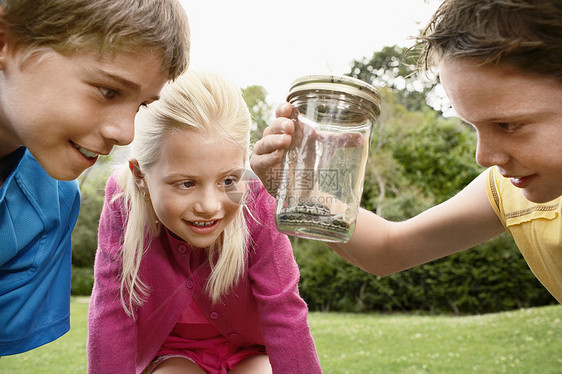 年轻男女儿童在露天看蛇罐中图片