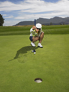 全长的女高尔夫球员 排成高尔夫球场运动服课程太阳镜专注阴影俱乐部测量阳光场地播放器图片