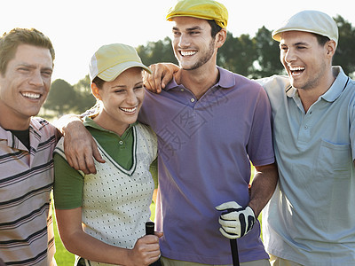 快乐的年轻高尔夫球手在高尔夫球场上图片