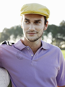 高尔夫球场英俊的年轻男子高尔夫球手图片