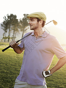 拥有高尔夫球场俱乐部的英俊年轻男子高尔夫球手俱乐部司机运动微笑闲暇阳光手套男人球手播放器图片