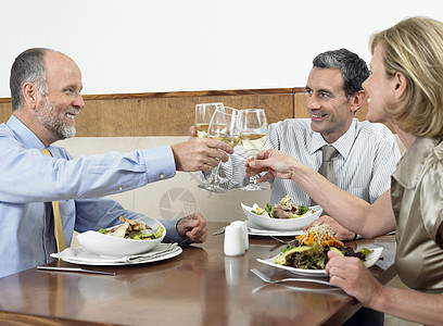 成功的商界人士在餐厅为酒杯敬酒图片