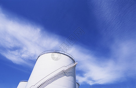工业烟囱对云天的低角度视图图片