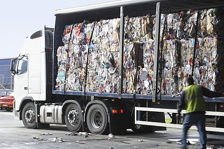 在回收厂的卡车中堆积的回收纸图片