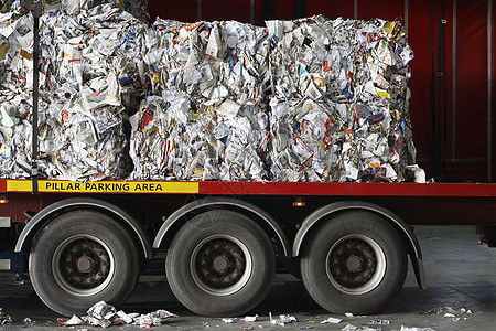 回收厂卡车回收纸堆叠式堆积图片