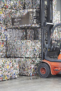 回收厂中回收产品的叉车卡车装载堆叠式回收产品图片