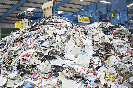 工厂中回收废纸堆图片
