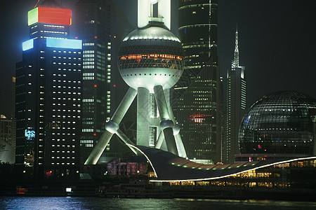 中国上海晚上的 浦东东方珍珠塔图片