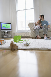 父亲和女儿在家客厅看电视 在家中客厅看电视图片