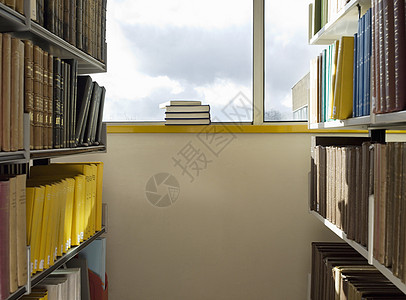 内地观视一个图书馆 在窗台上放着成堆的书图片