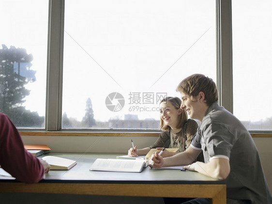 阅览室内的学生群体专注智力青年活动大学愿望裁剪朋友们家庭作业桌子图片